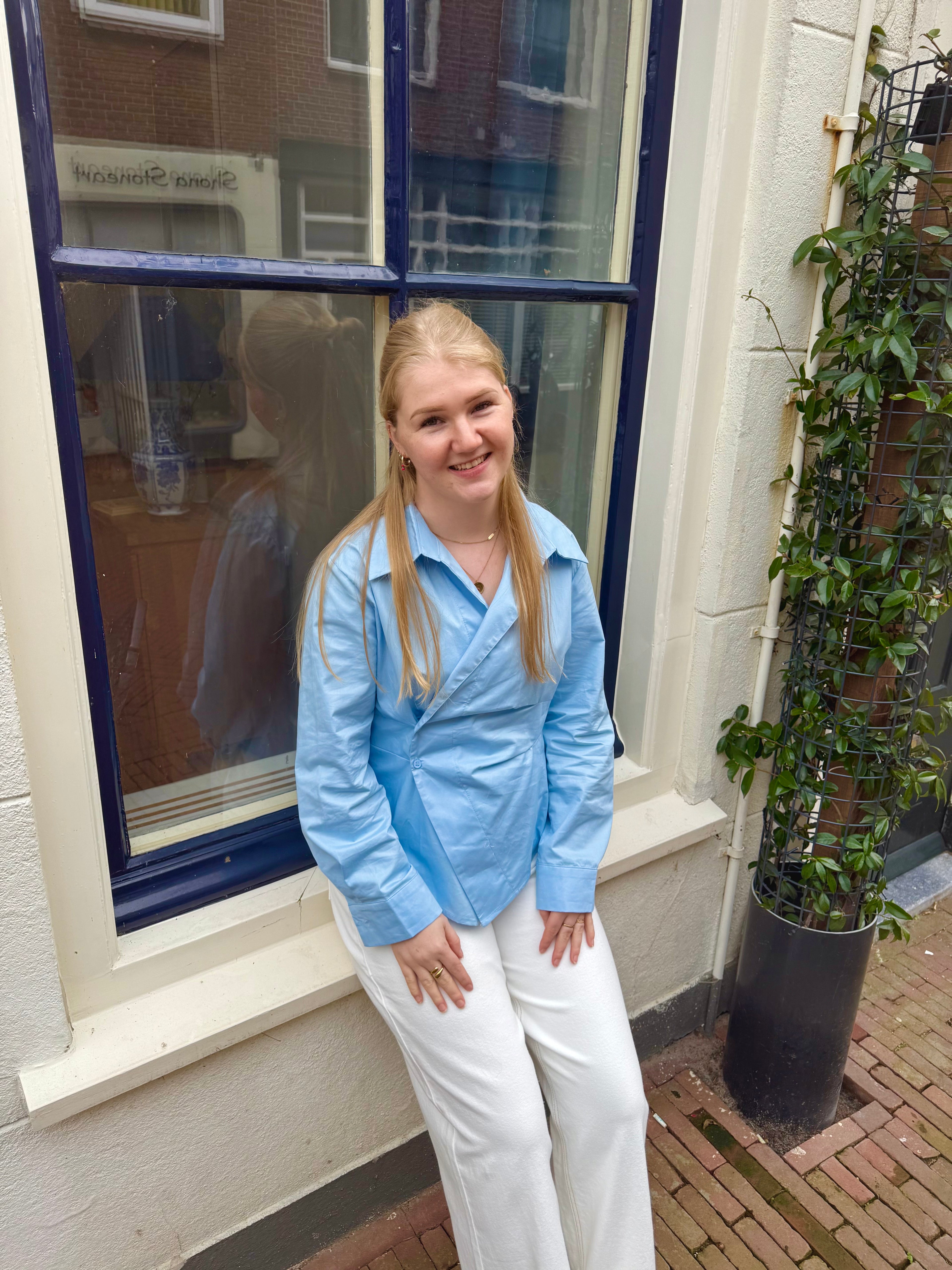 Blauwe Blouse met Schuine Knoopsluiting